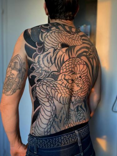 TATOUAGE JAPONAIS TRADITIONNEL DOS PARIS IREZUMI GUIGUI HORIWANI WABORI TIGRE SERPENT
