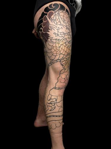 TATOUAGE JAPONAIS TRADITIONNEL JAMBE PARIS IREZUMI GUIGUI WABORI DRAGON